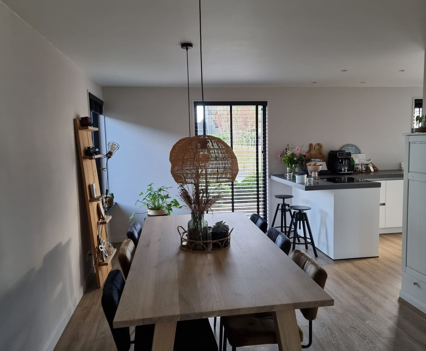 Open keuken en woonkamer interieur. Keukenrenovatie en verbouwing woonruimte.