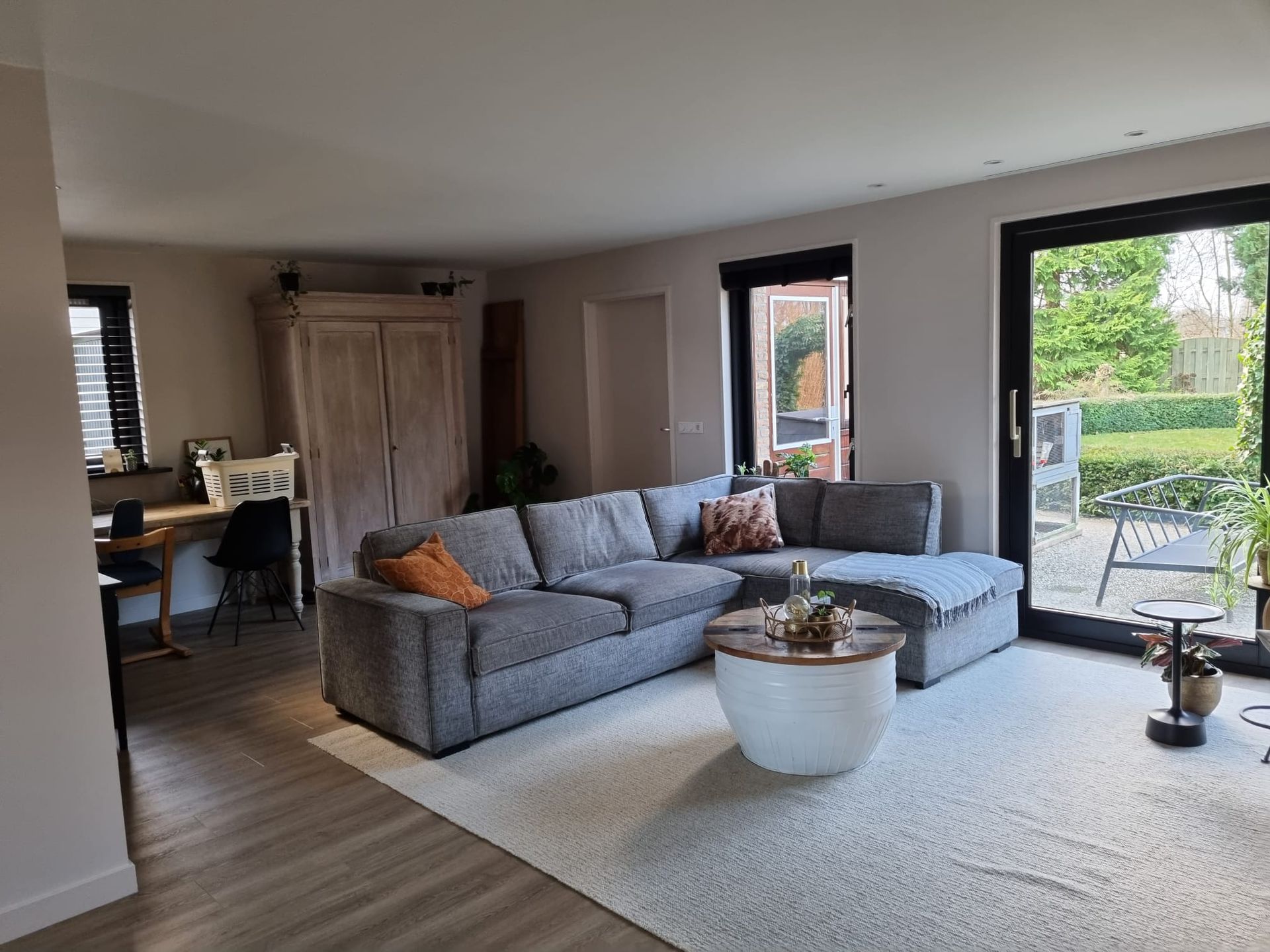 Moderne woonkamer interieur met terras. Verbouwing interieur en woonruimte renovatie.