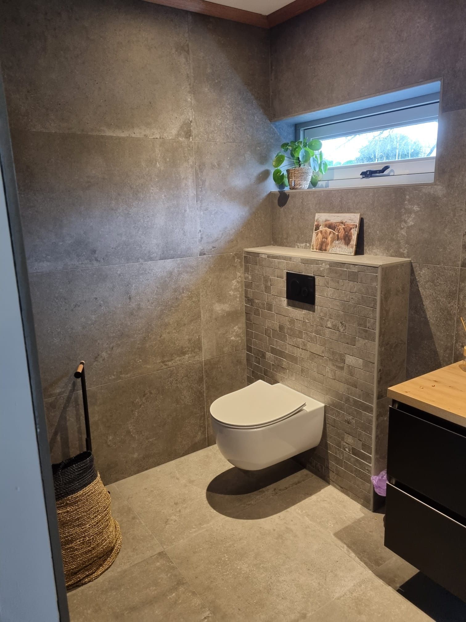 Betonnen kamer met raam voor renovatie. Verbouwing interieur en bouwwerkzaamheden.