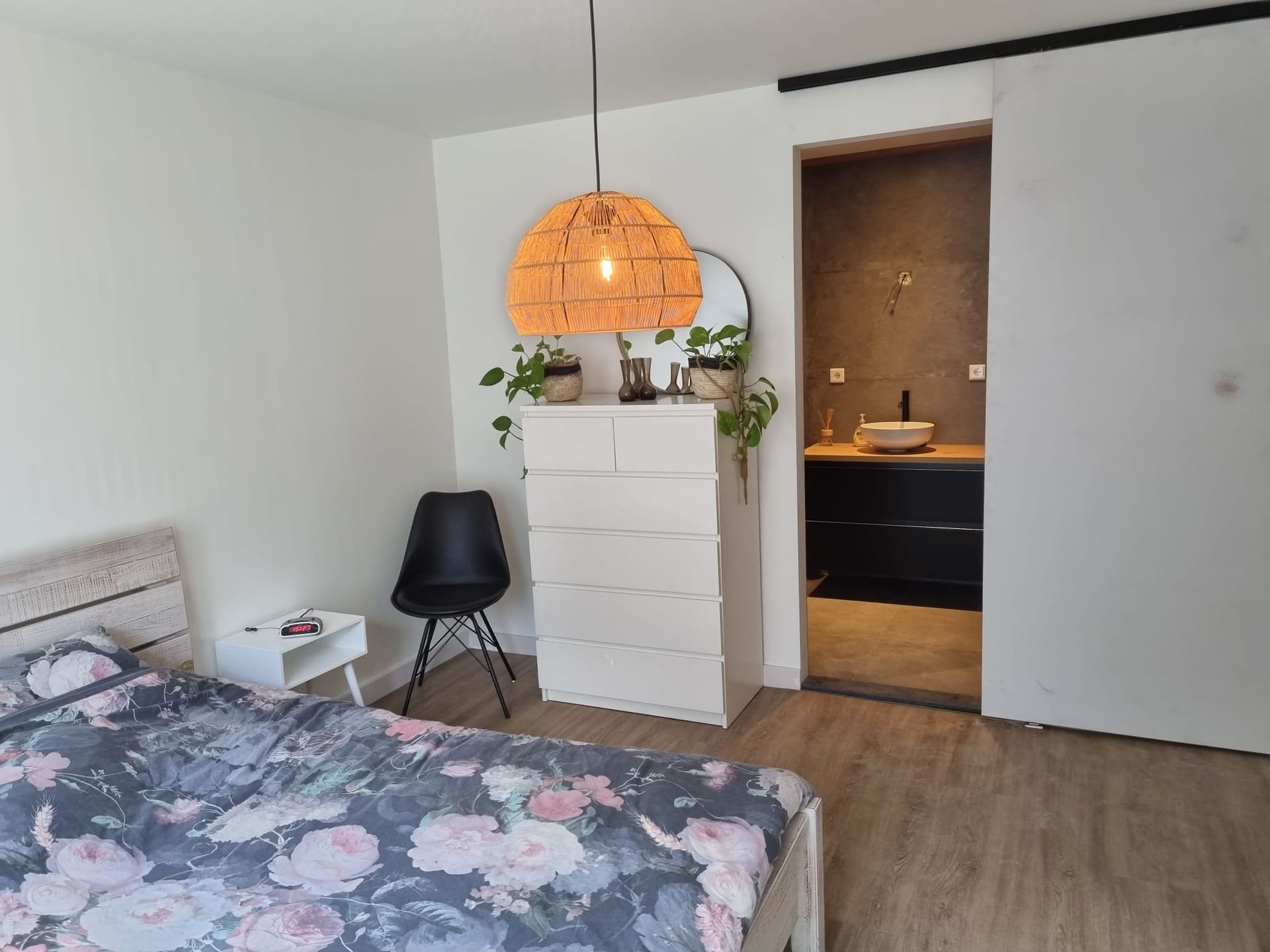 Woonkamer detail met moderne verlichting. Interieur verbouwing en renovatie woning.