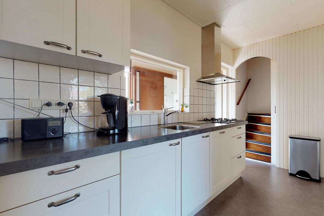 Moderne witte keuken met zwart werkblad