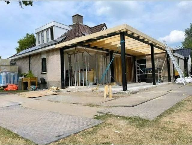 Aanbouw in aanbouw met staalconstructie en houten dakplaten
