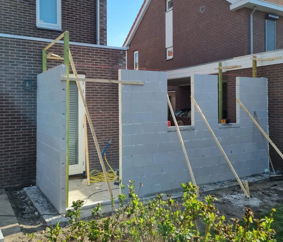 Aanbouw blokken in aanbouw. Verbouwing woning constructie fase.