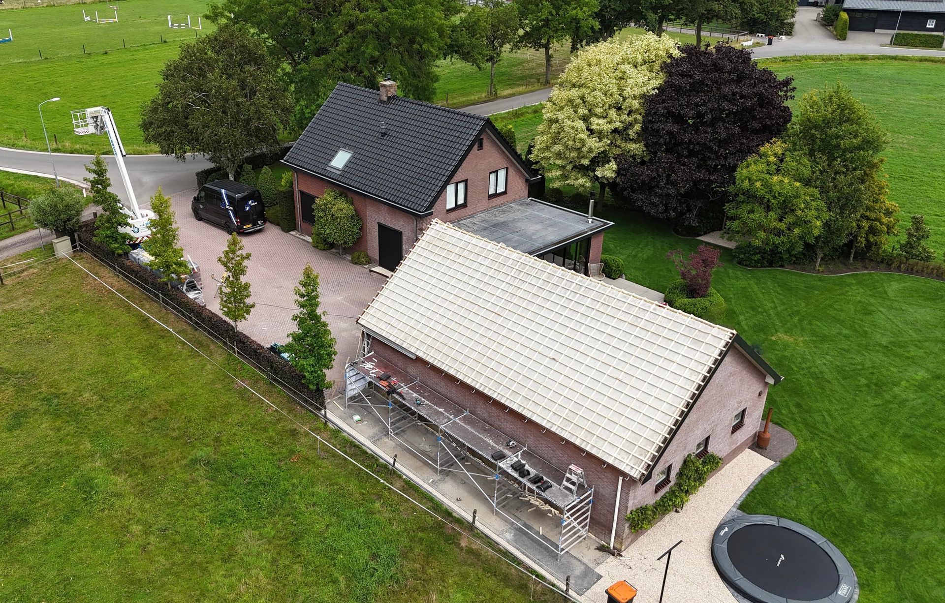 Luchtfoto twee moderne gerenoveerde woningen. Woningverbouwing en dakwerk aannemer.
