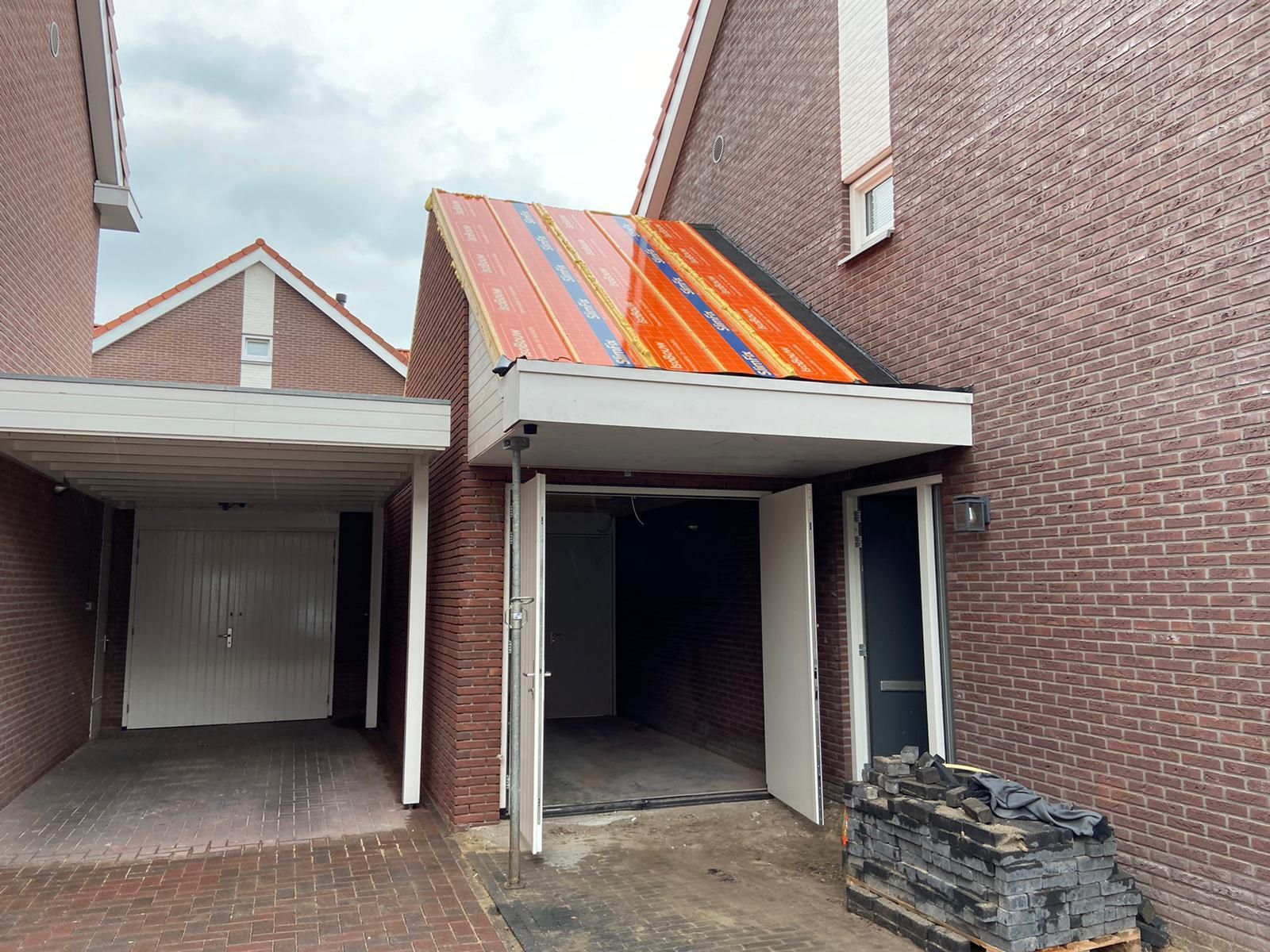 Aanbouw dakconstructie voorkant. Verbouwing woonhuis afwerking.