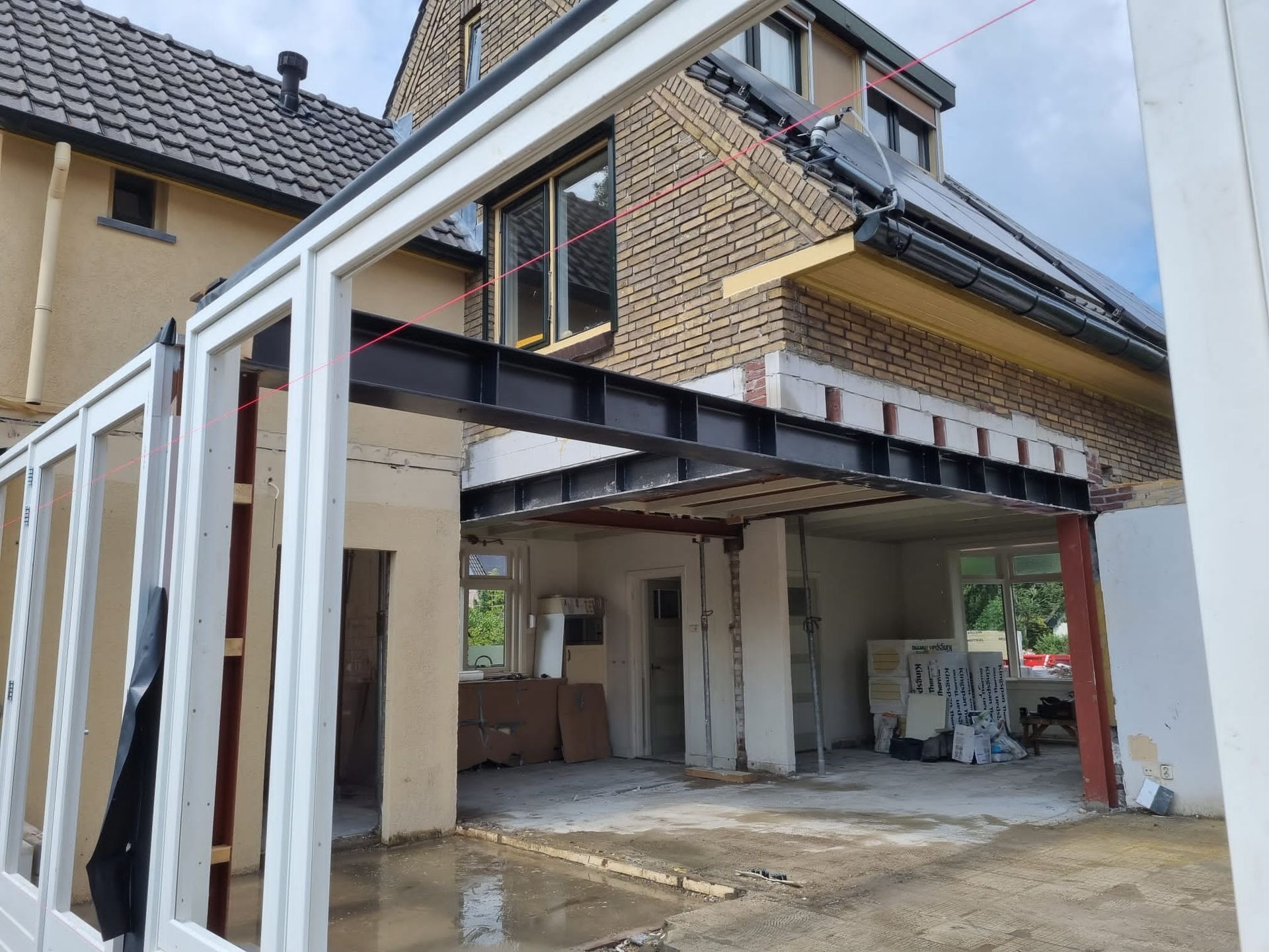 Staalconstructie tijdens verbouwing en aanbouw van woning