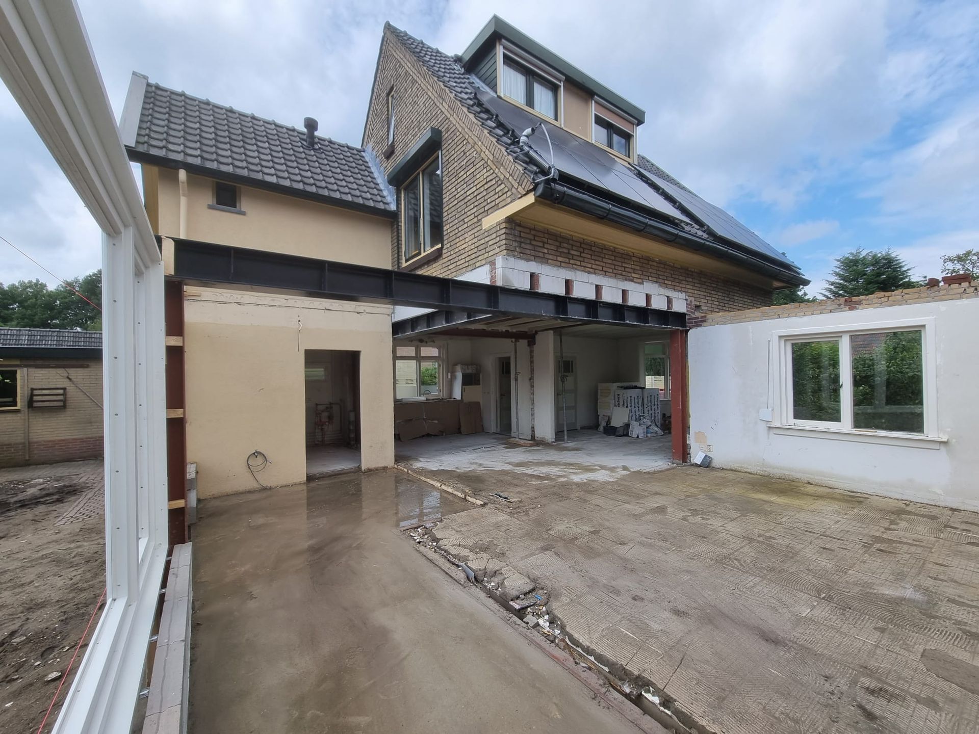 Woning tijdens grootschalige verbouwing en aanbouw