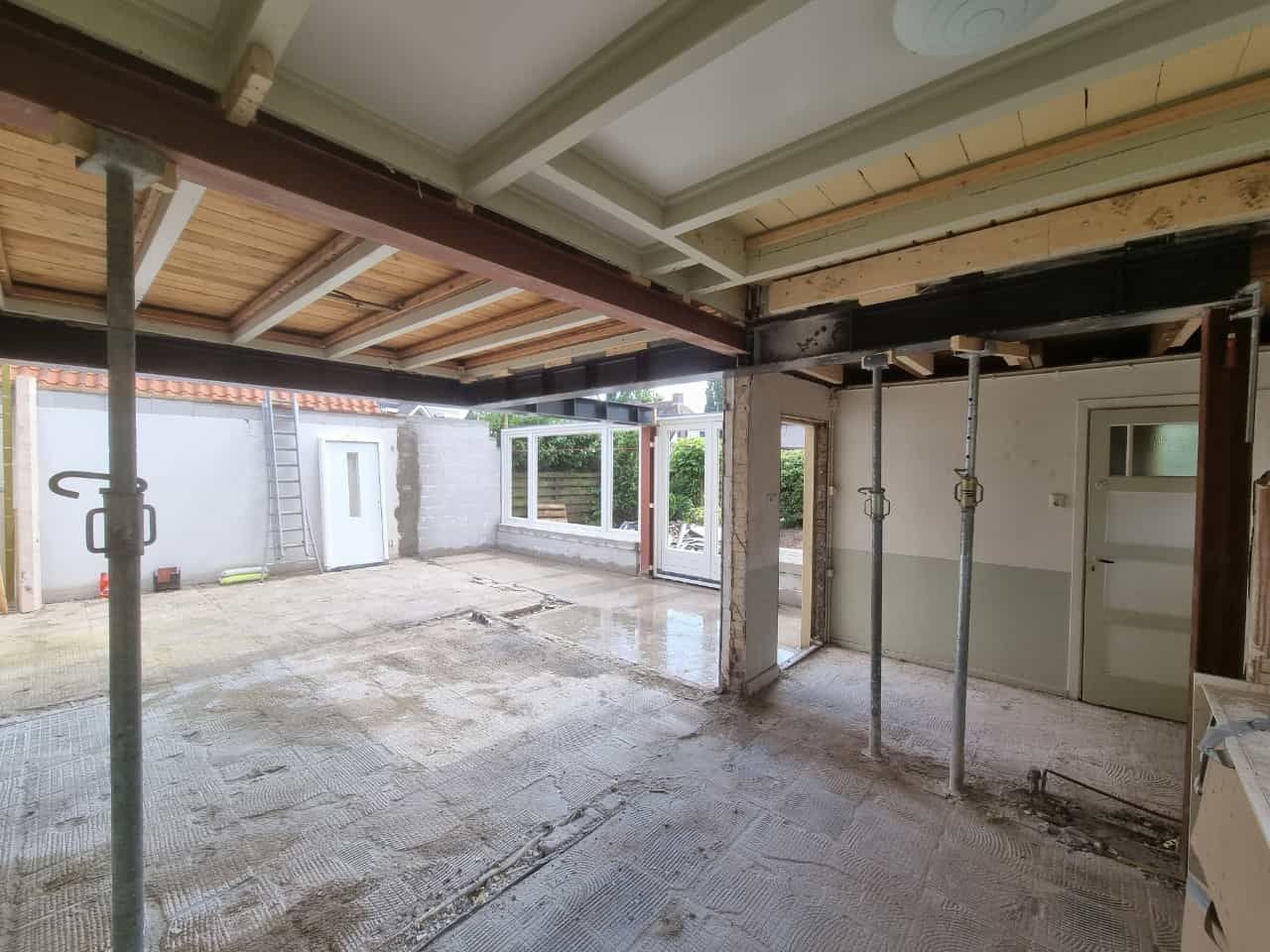 Interieur open ruimte onder renovatie. Aannemer verbouwing woning bouwfase.