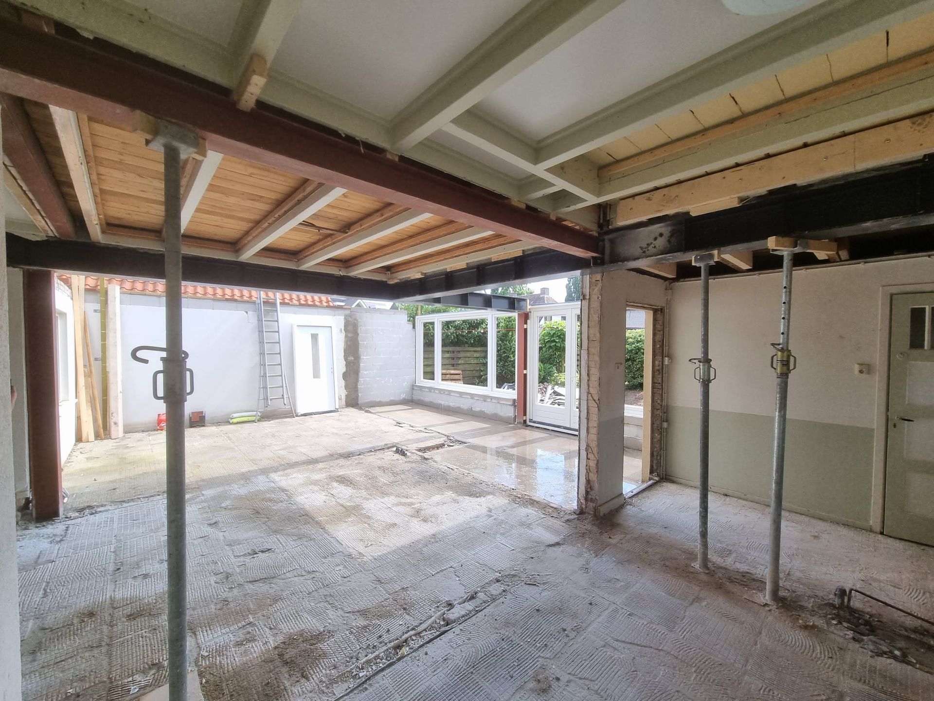 Draagconstructie en staalwerk tijdens verbouwing en aanbouw