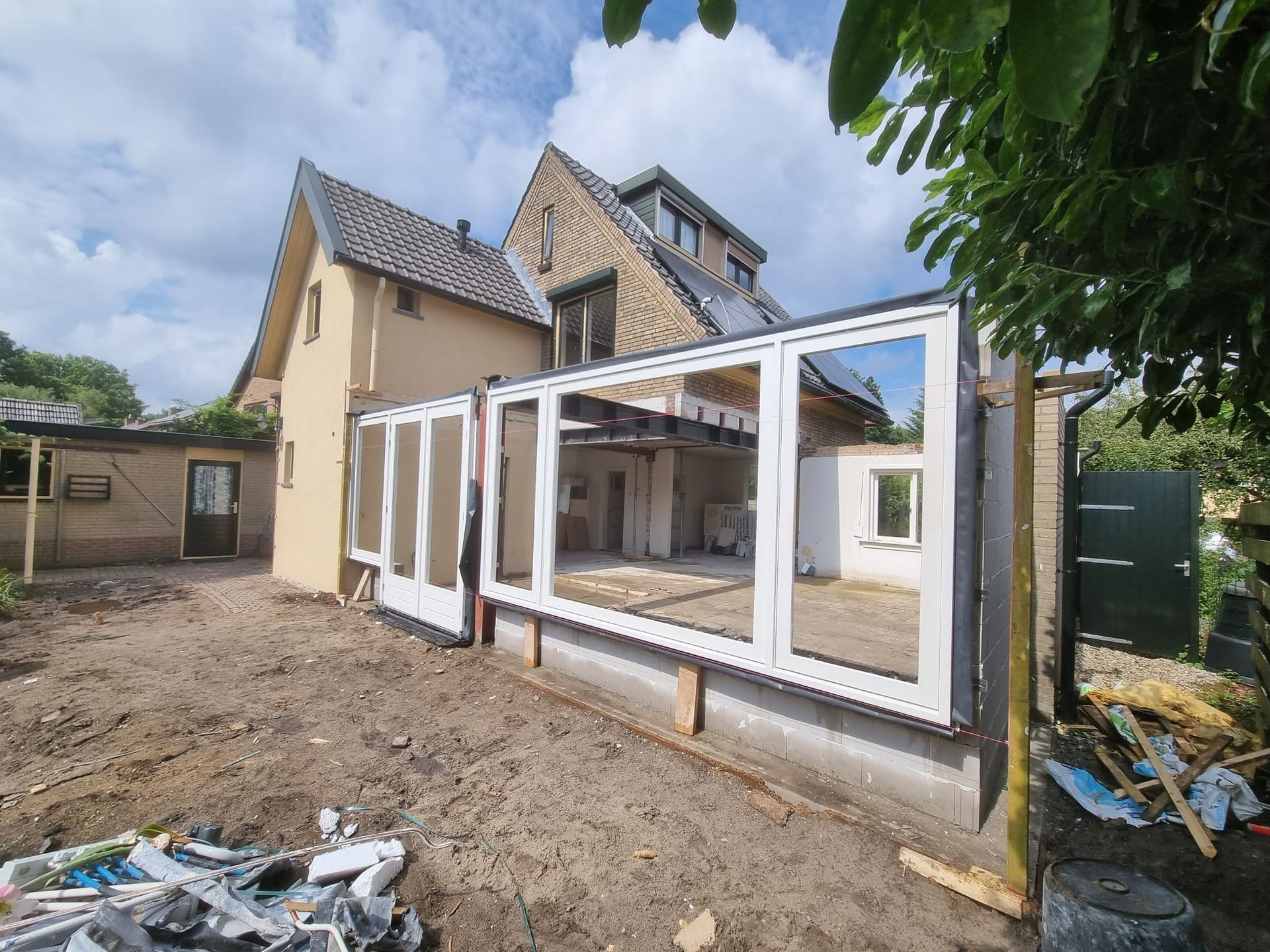 Aanbouw met kozijnconstructie tijdens verbouwing