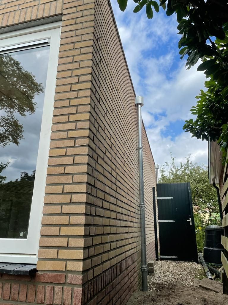 Gevelbekleding en raamdetail aanbouw na verbouwing