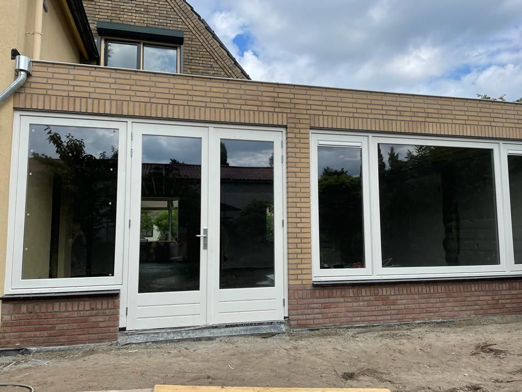 Aanbouw met grote glaspartijen na verbouwing woning