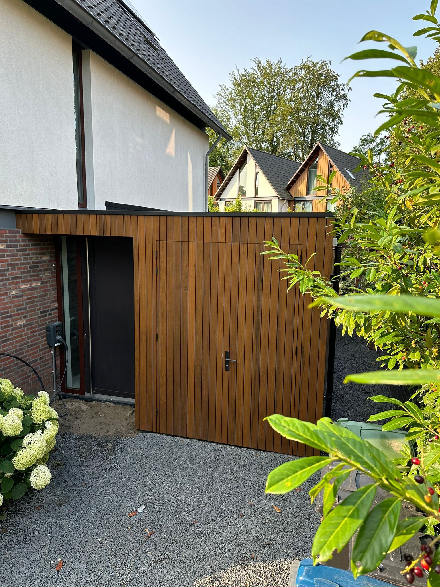 Buitenzijde woning met houten gevelbekleding 