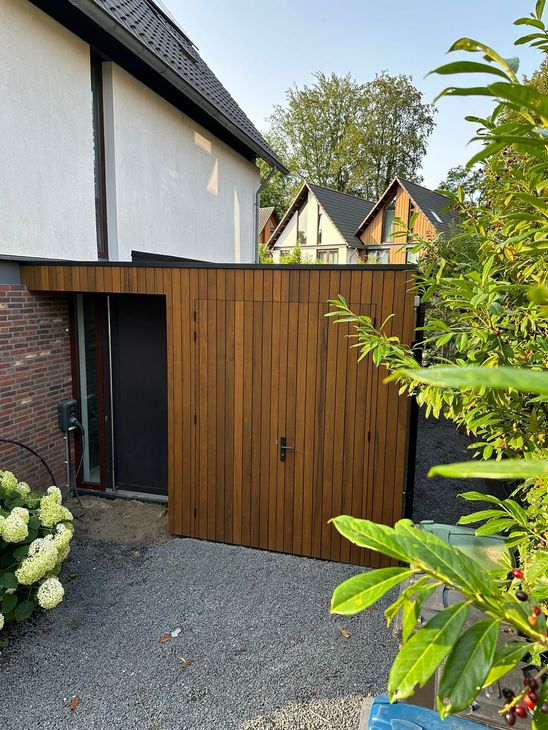 Gerenoveerd huis wit met houten aanbouw. Moderne woning verbouwing en uitbreiding.