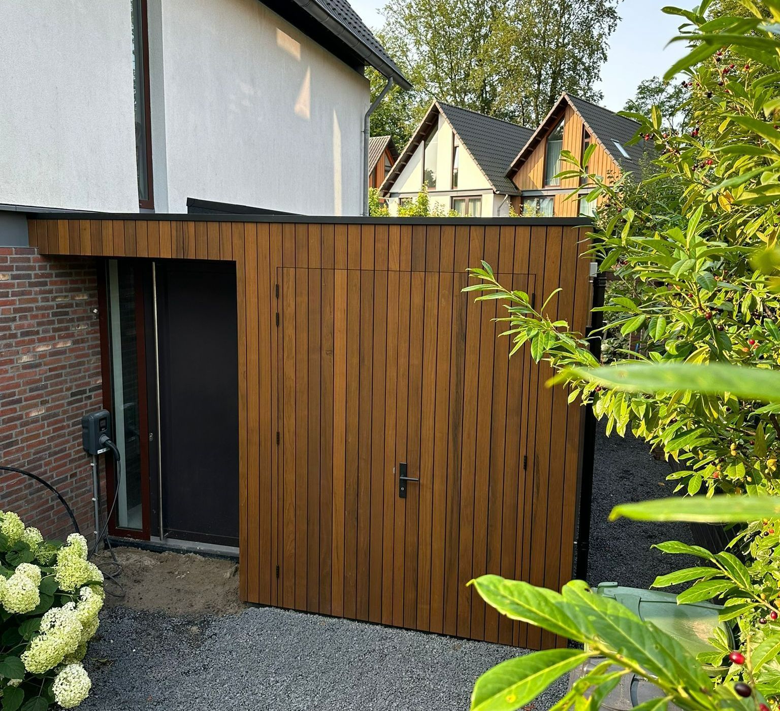 Houten schutting aanbouw. renovatie en uitbreiding woning.