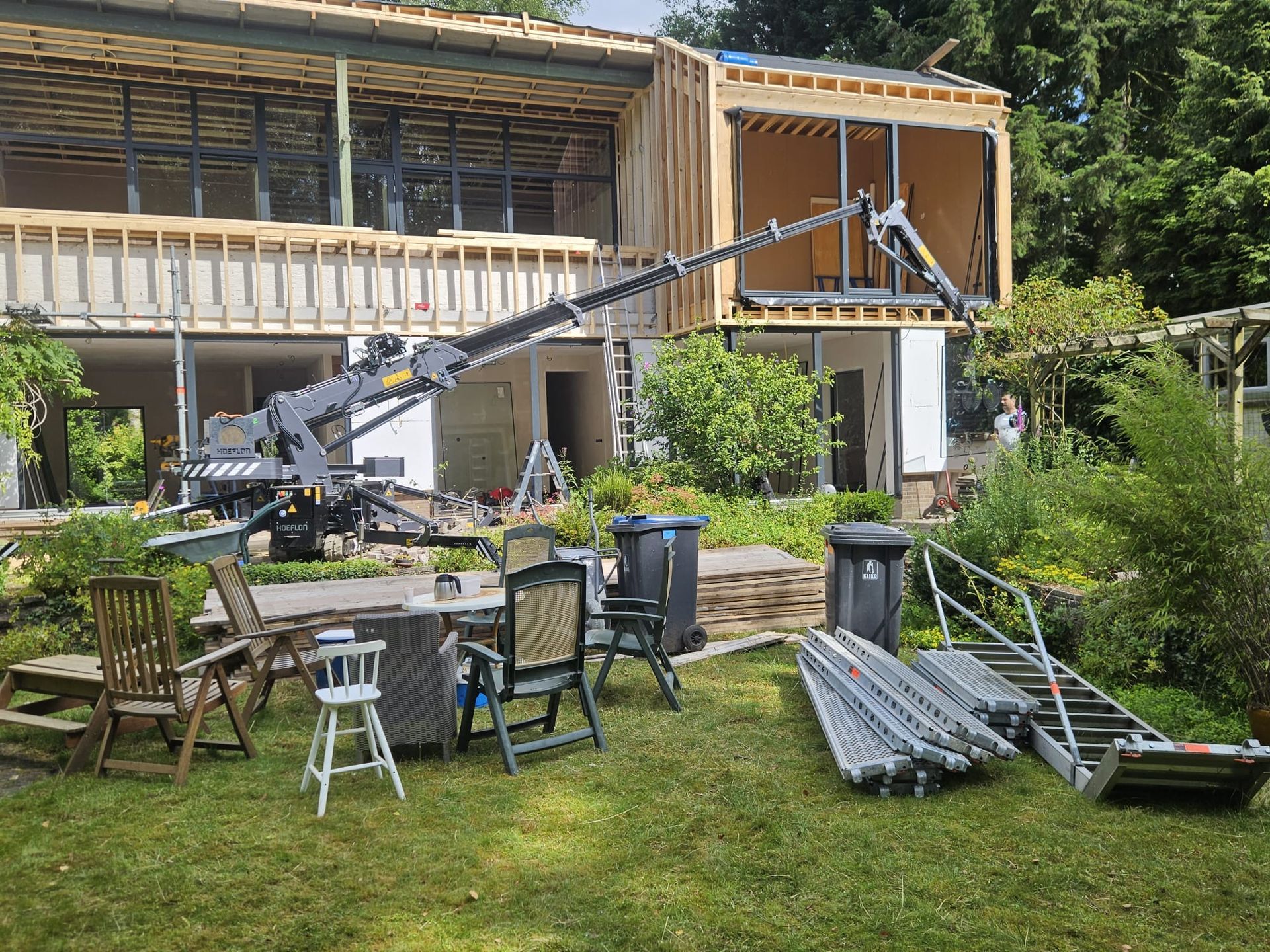 Huis houten gevels aanbouw in bouw. Aannemer woningbouw houtwerk uitbouw