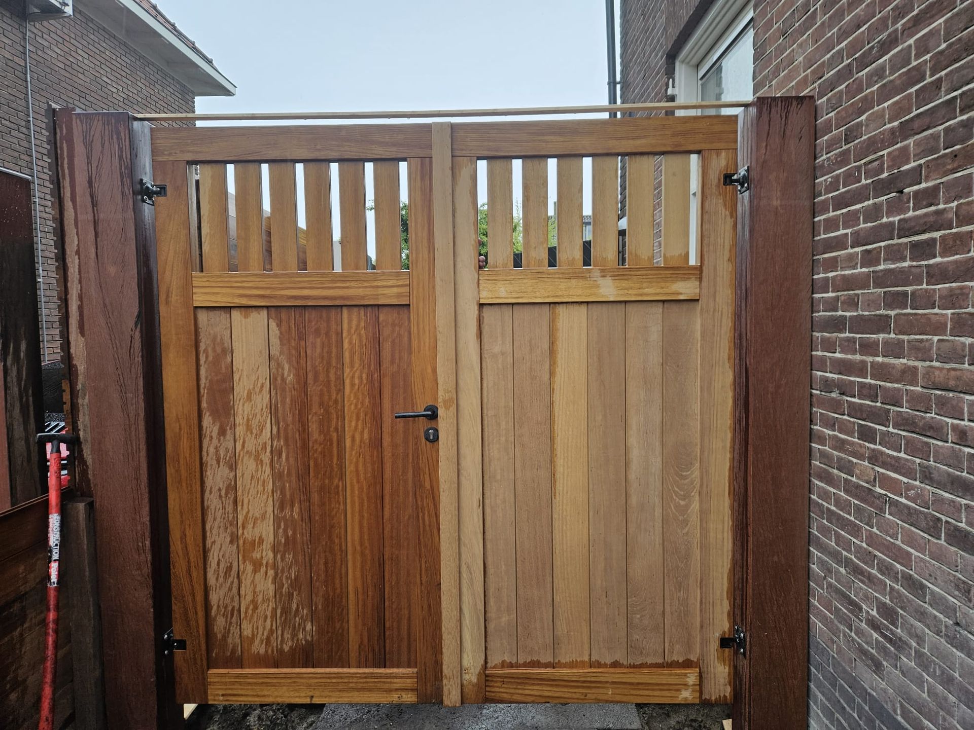 Tuinpoort houtwerk dubbel. Tuinhuis verbouwing houten constructie
