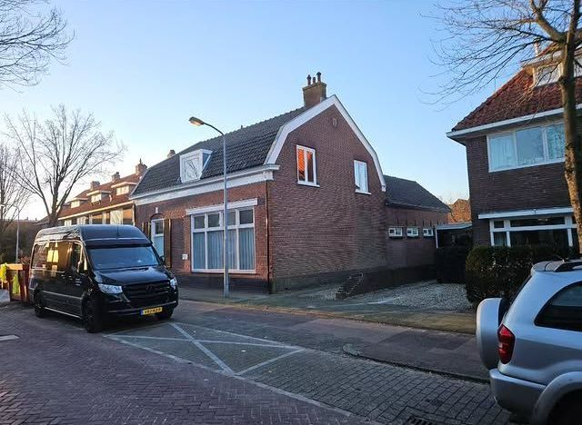 Voorgevel renovatie bakstenen woning. Woningverbouwing ramen en deuren