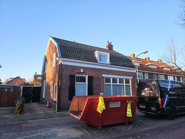 Woningverbouwing gevelwerk. Voorgevel renovatie bakstenen aanbouw
