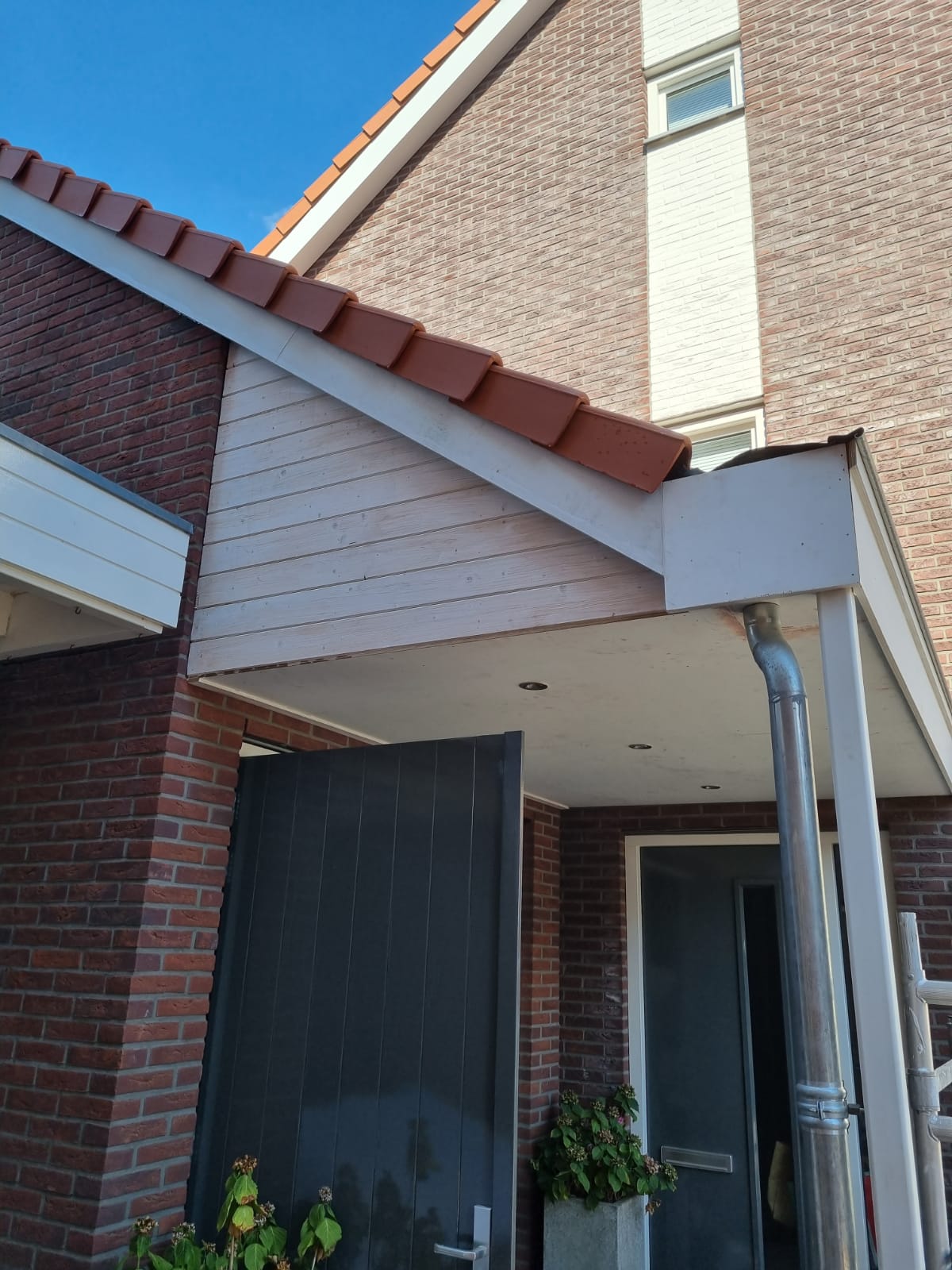 Dakpan detail. Aanbouw dak verbouwing woning.
