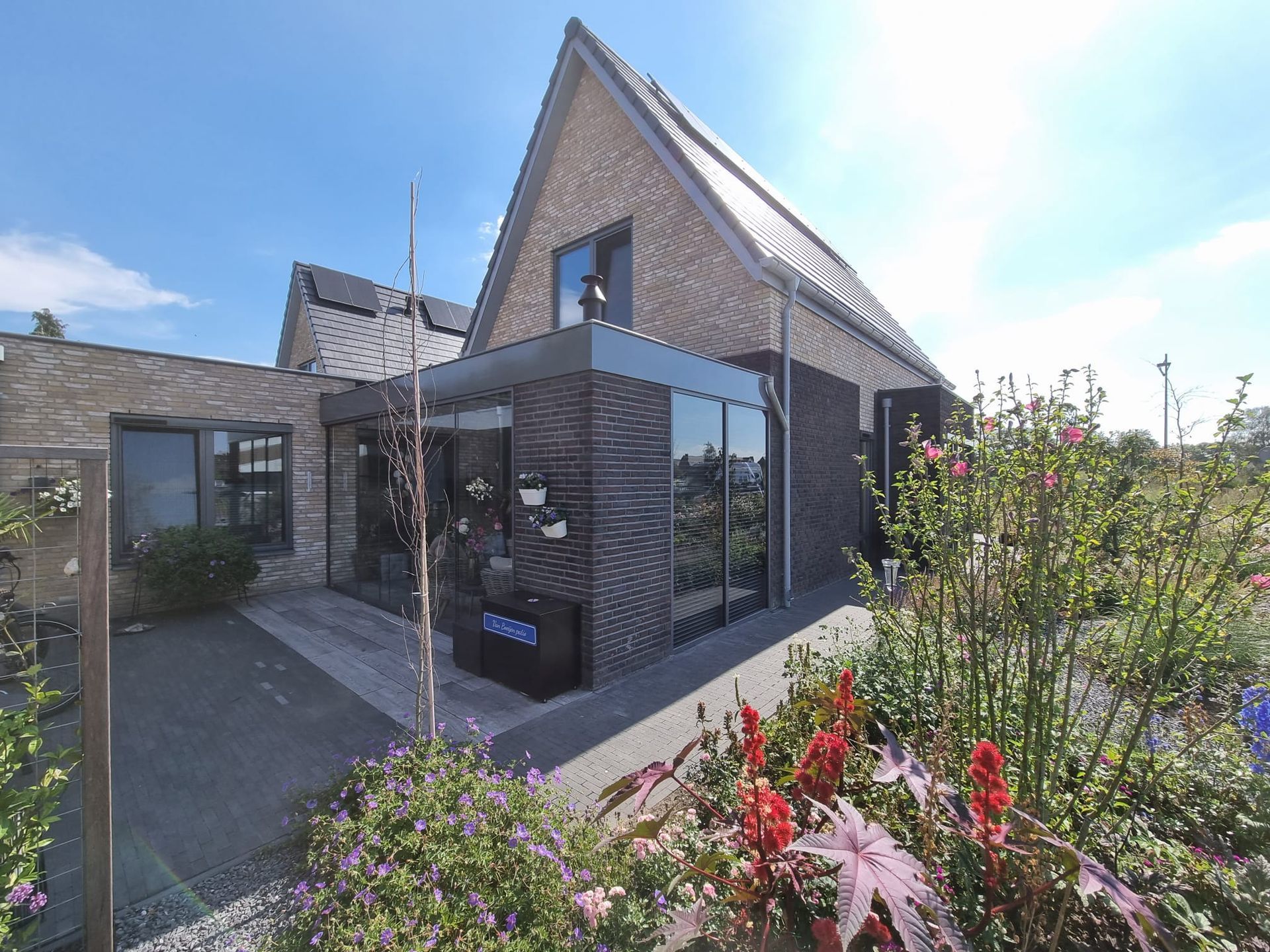 Woning met aanbouw en glazen uitbouw