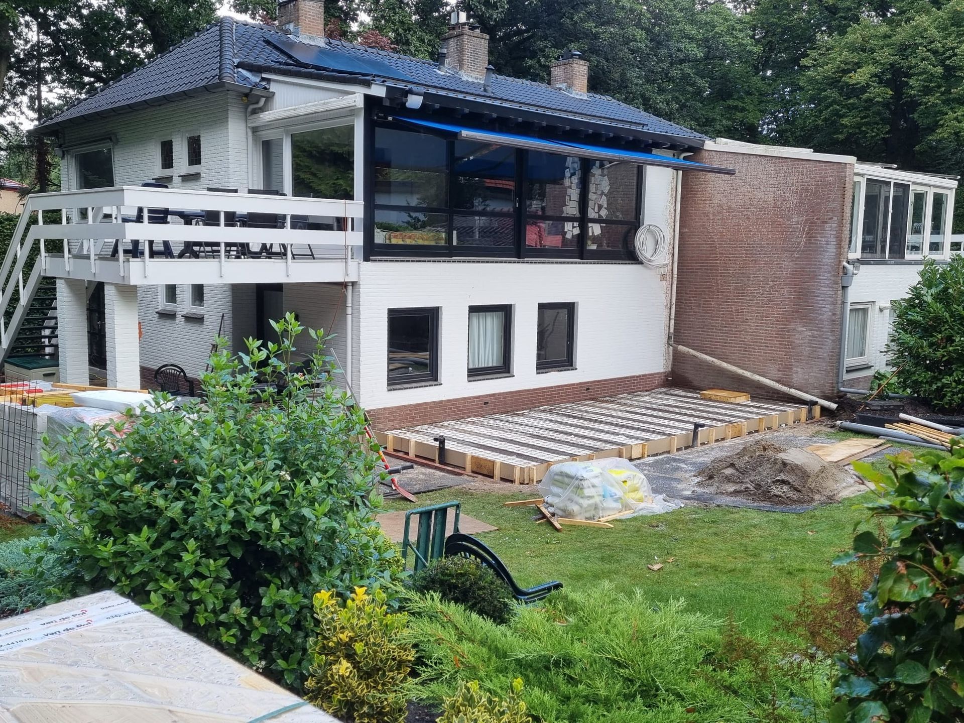 Modern huis met uitbouw en terras. Verbouwing woning uitbouw en renovatie aanbouw.