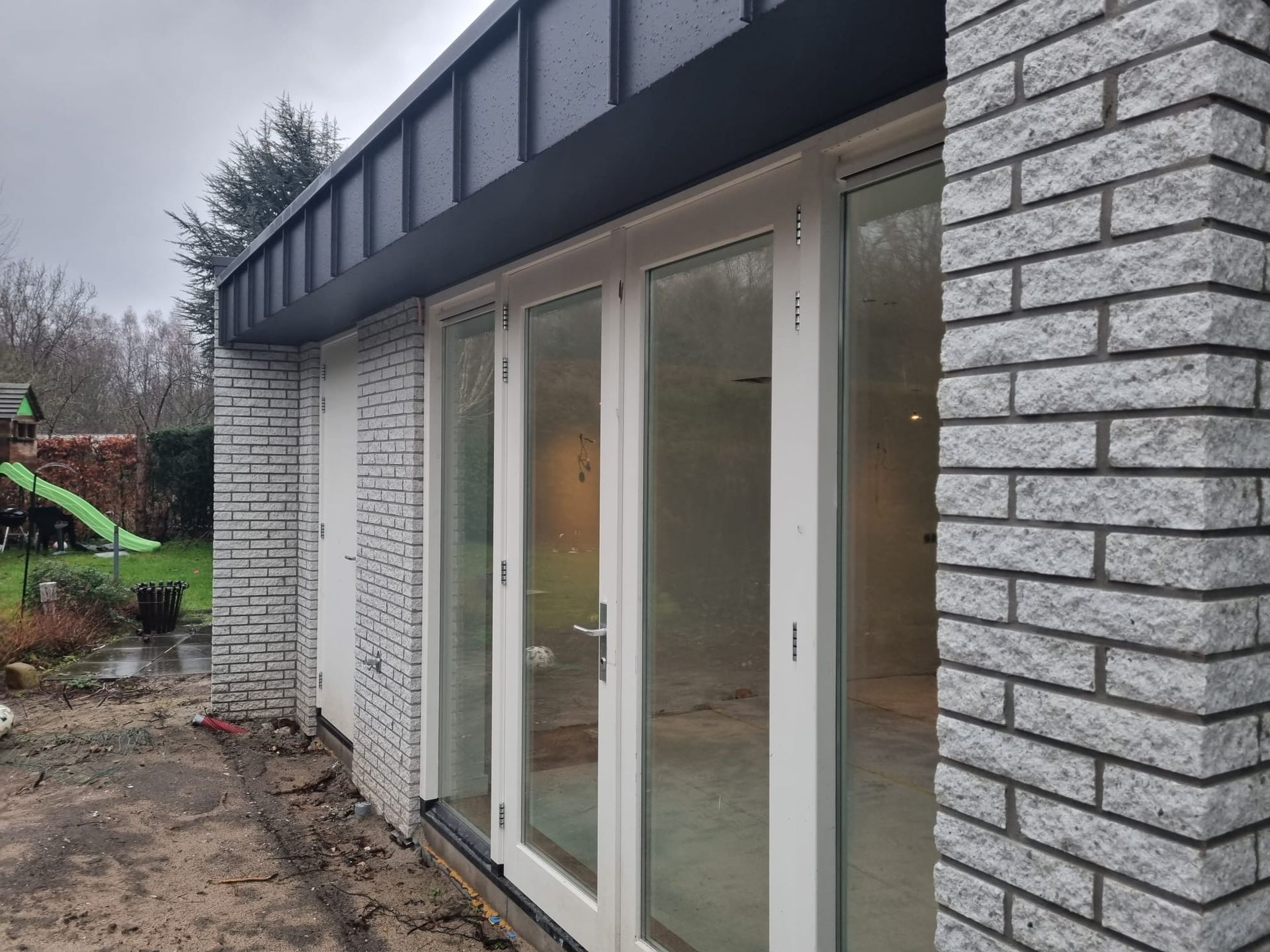 Modern huis na renovatie met grote schuifdeuren - woonkamer verbouwing