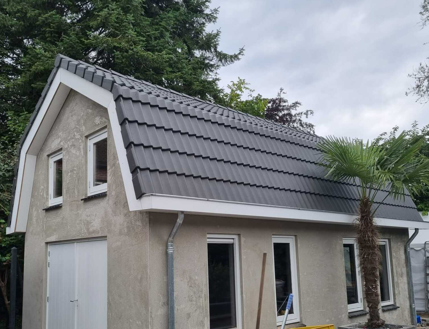 Gerenoveerd dak met nieuwe dakpannen door aannemer EWG Bouw