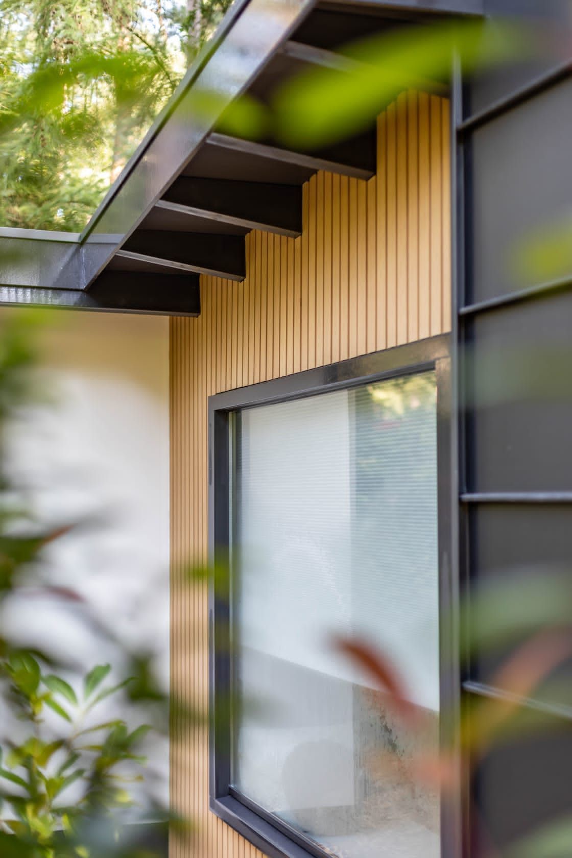 Dakconstructie met houten afwerking. verbouwing woning.