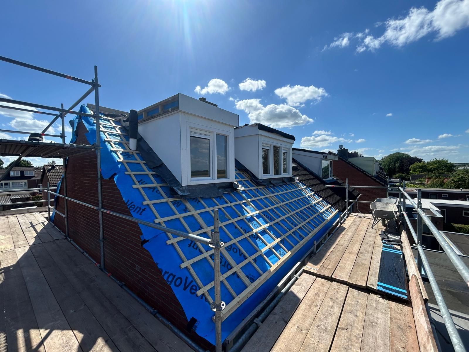 Dakstructuur met blauwe bescherming steigering. Verbouwing dakwerk en renovatie bouwwerkzaamheden.