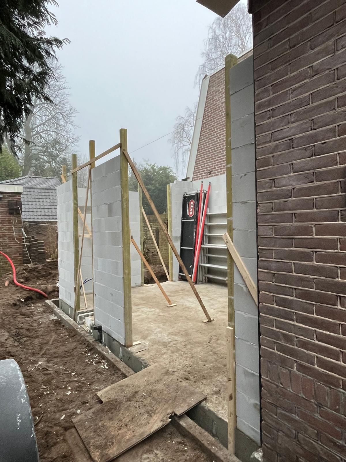 Dakkapel houten constructie. Woningverbouwing dak spantwerk aanbouw