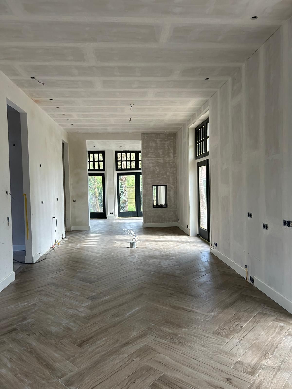 Binneninterieur gang met gipswerk. Woonhuis interieurafwerking renovatie.