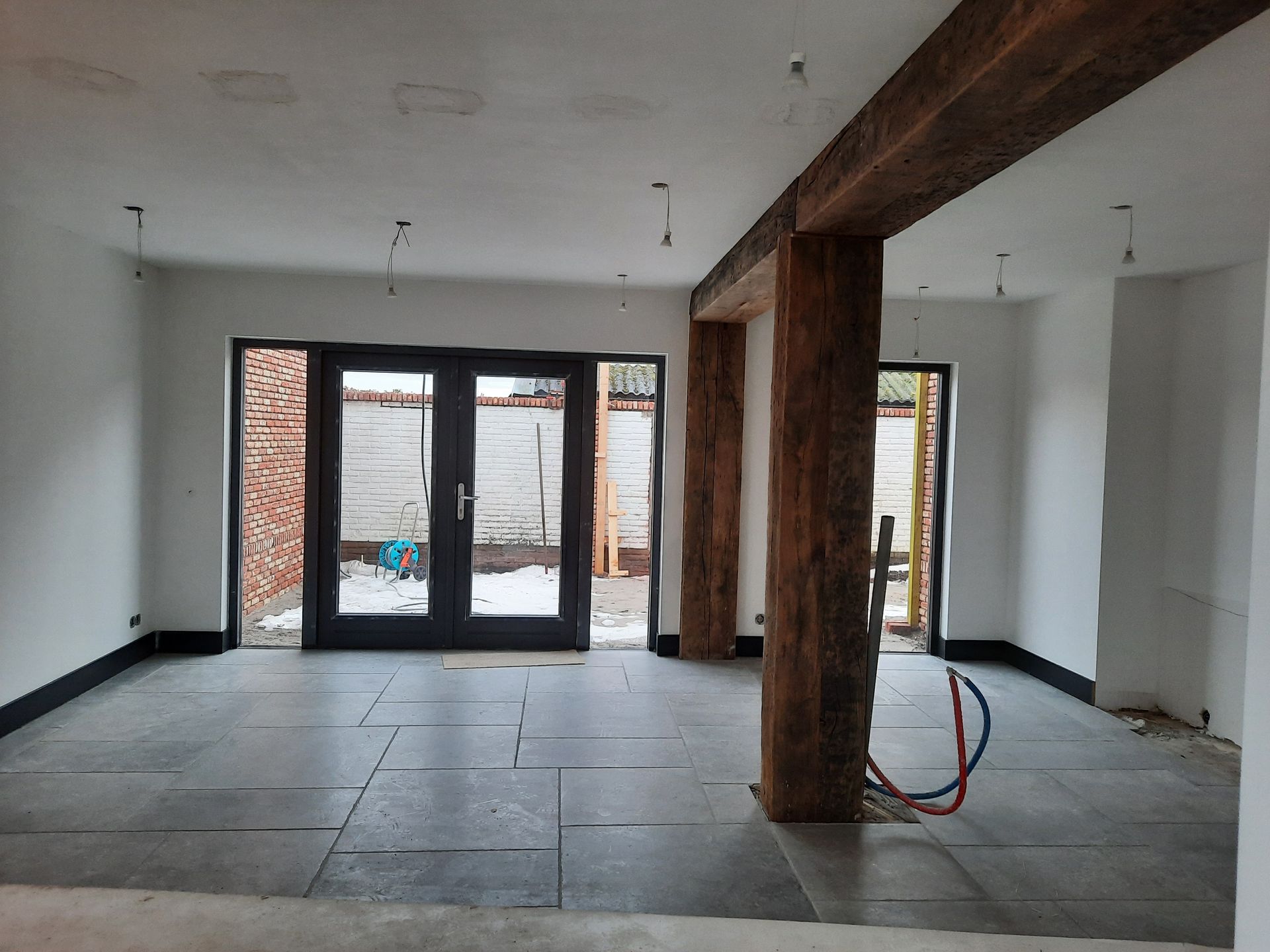 Interieur donkere deuren houten balk. Modern open ruimte verbouwing