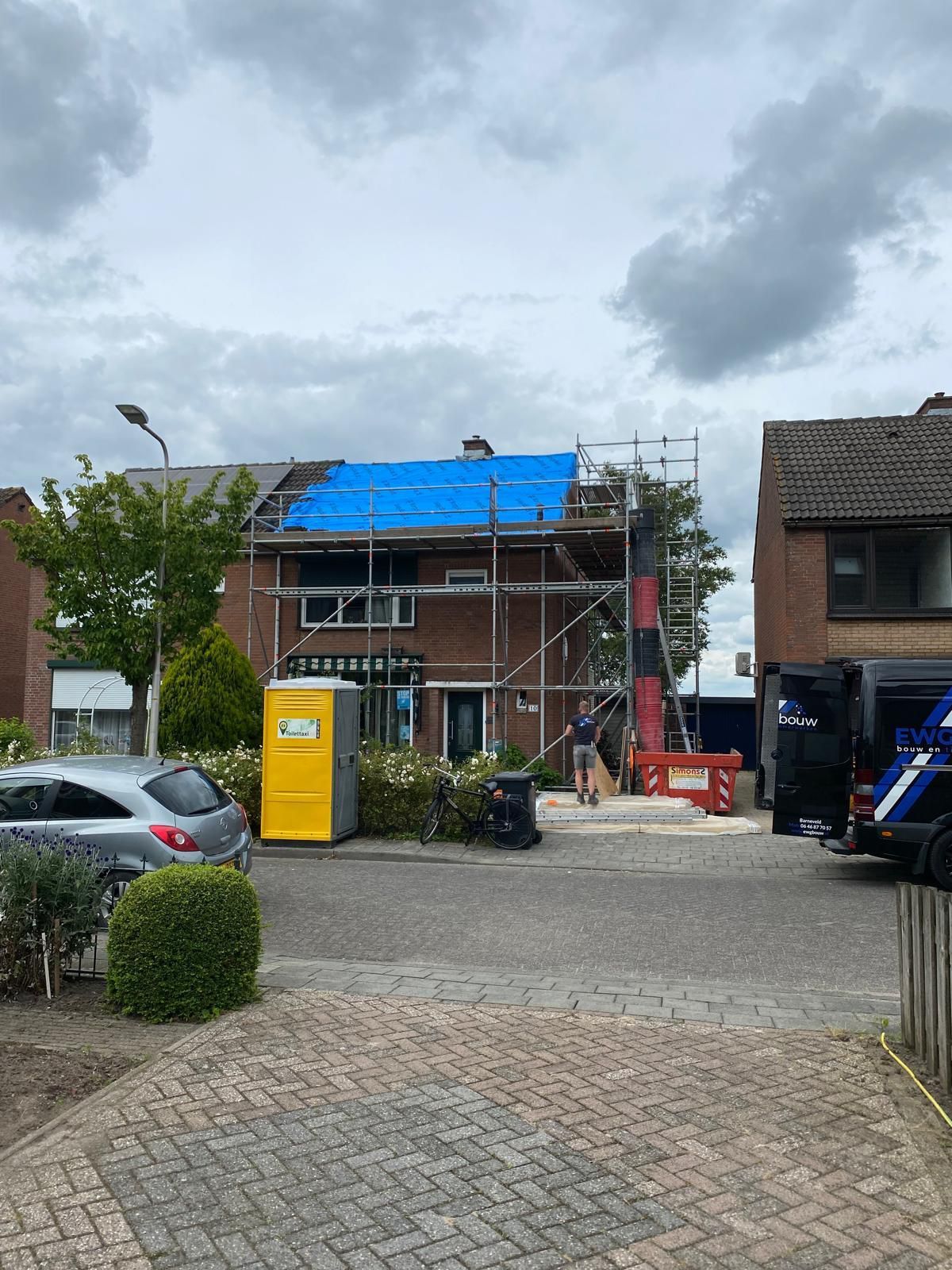 Dak in constructie fase met steigering. Dakrenovatie en verbouwing bouwproject.