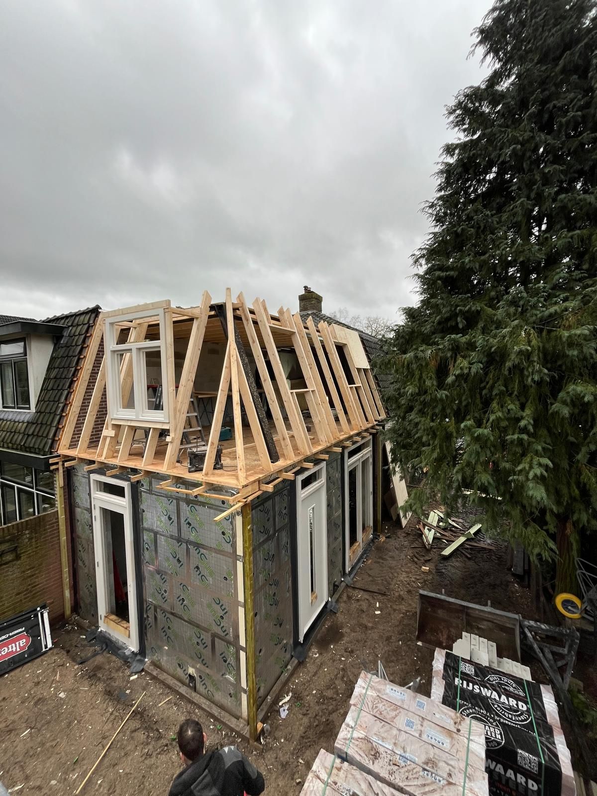 Dakkapel timmerwerk frame. Woningverbouwing dak houtconstructie
