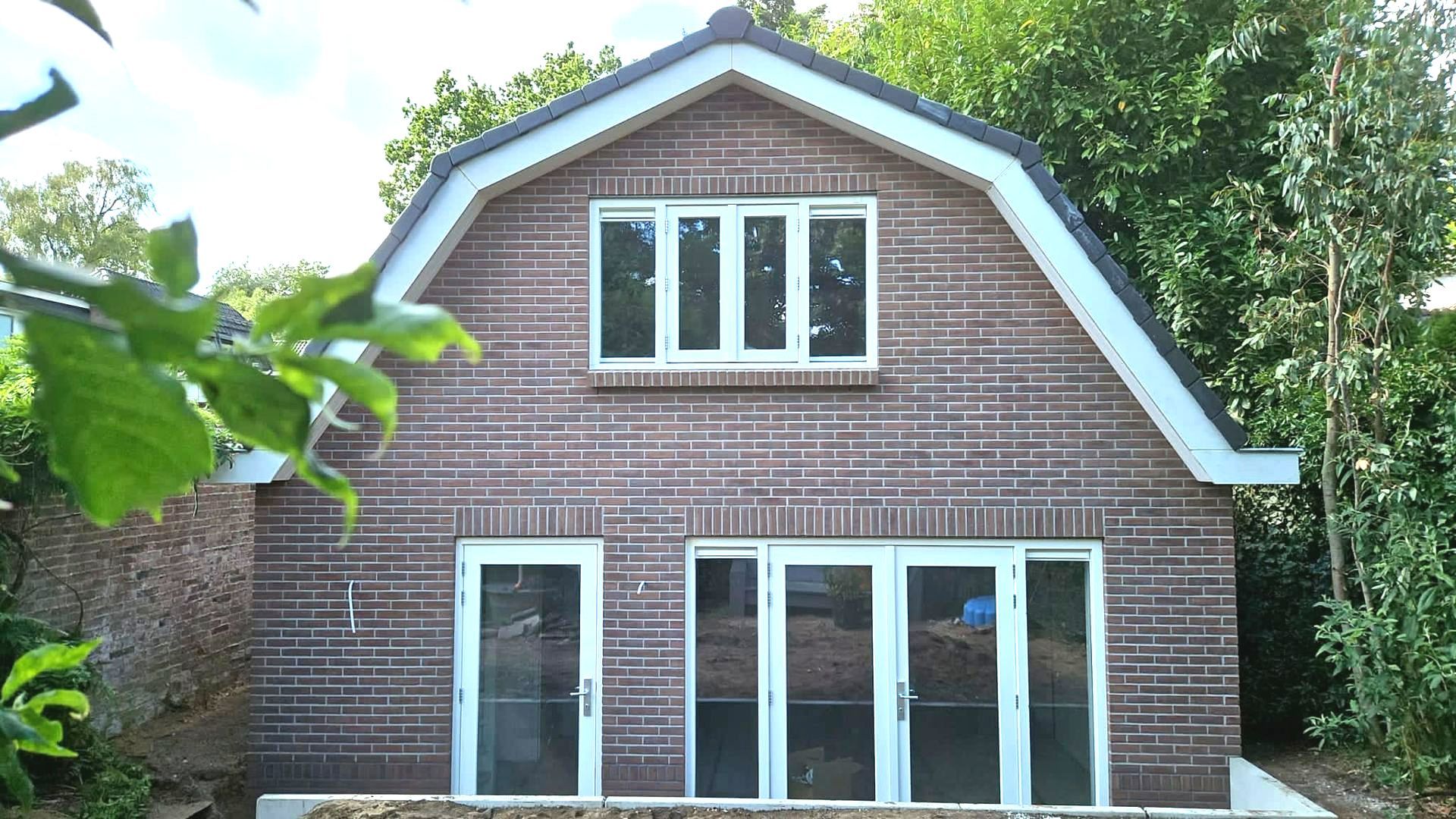 Huis dakraam moderne ramen. Gerenoveerde woning voorkant detail.