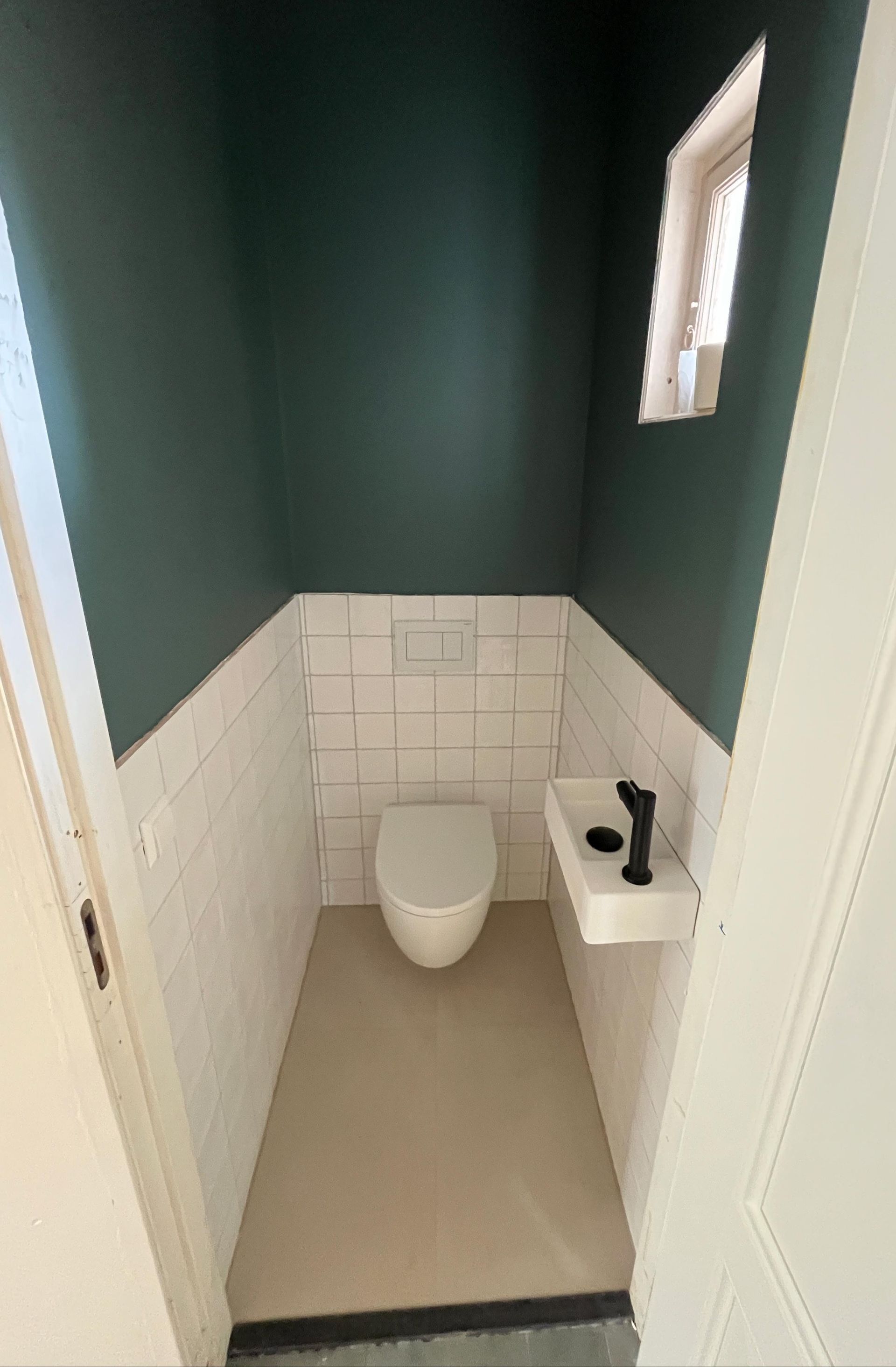 Interieur verfwerk groen. Woningverbouwing muur schilderwerk afwerking