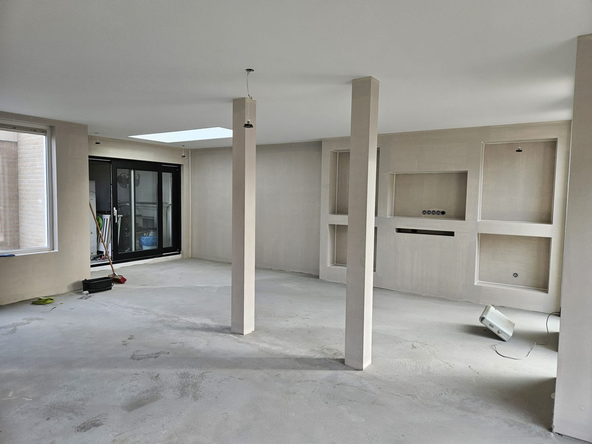 Interieurverbouwing open woonkamer. Moderne woningverbouwing grote ramen