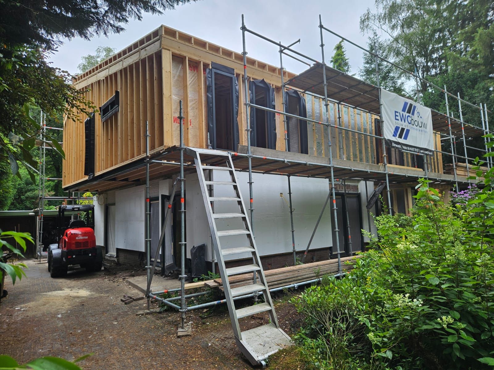 Houten container woning in aanbouw modern. Aannemer modulair bouwen tiny house.