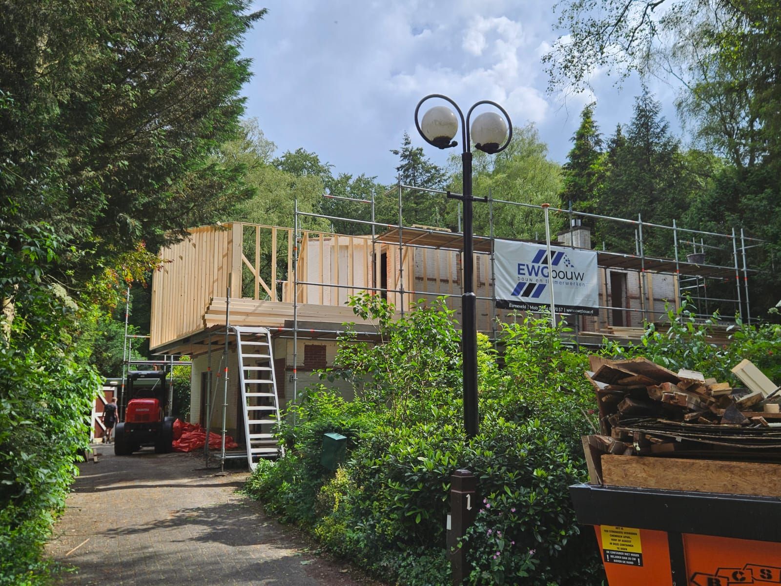 Houten aanbouw frame in aanbouw. Aannemer houtskelet bouw uitbreiding.