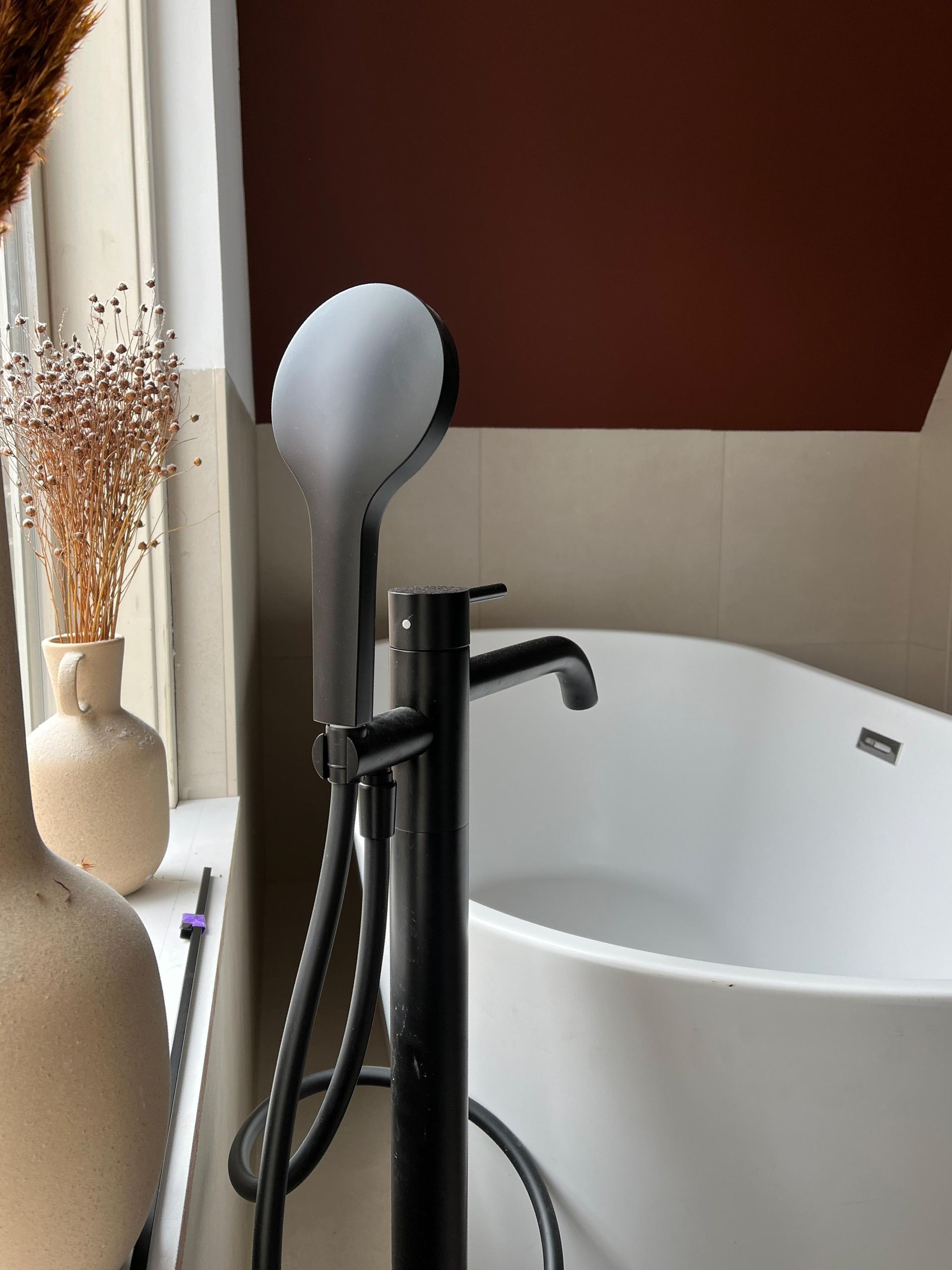 Badkamer designelement spiegel. Woningverbouwing badkamerinterieur afwerking