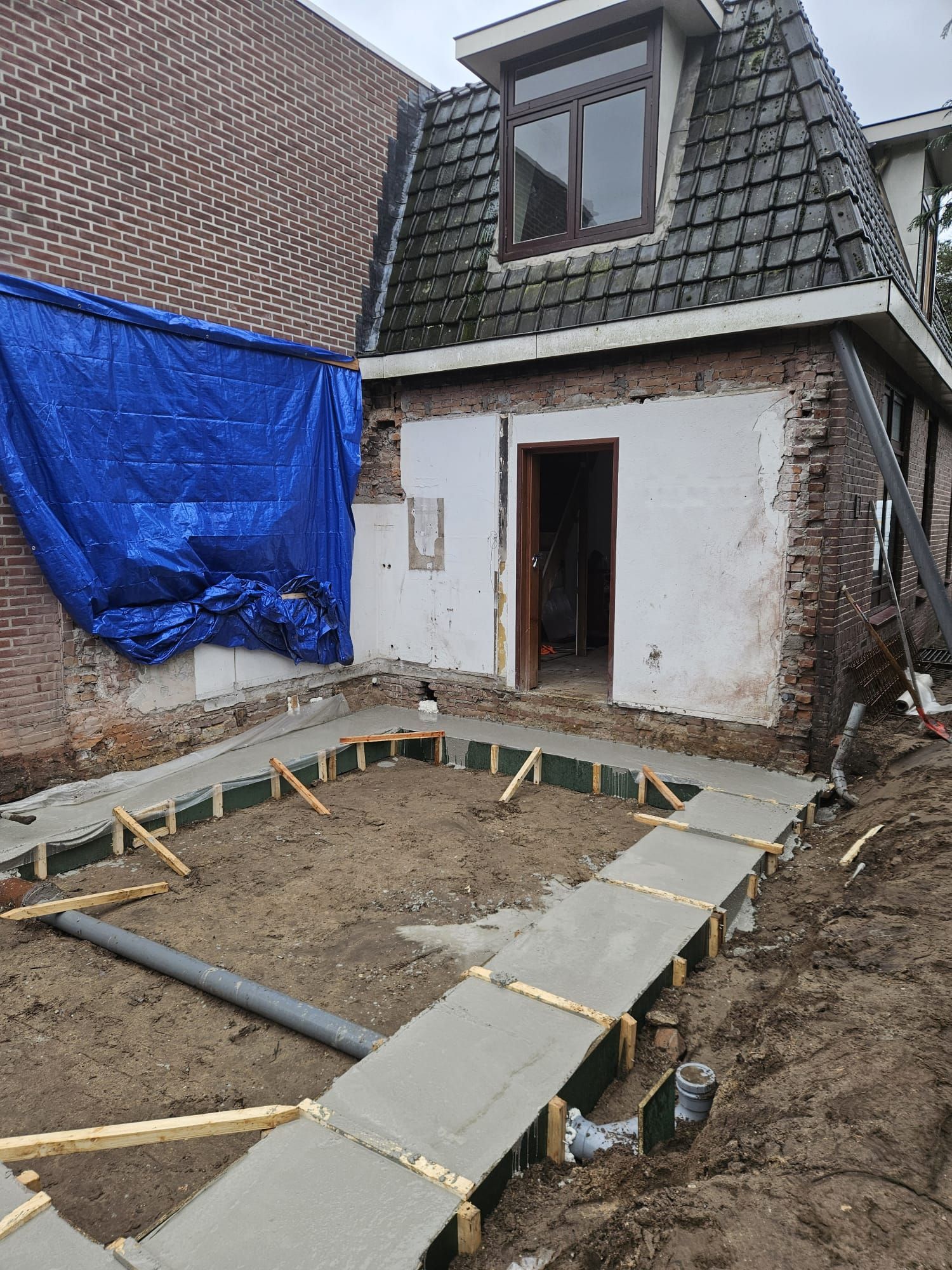 Dakkapel renovatie afdekking. Woningverbouwing dakconstructie bescherming