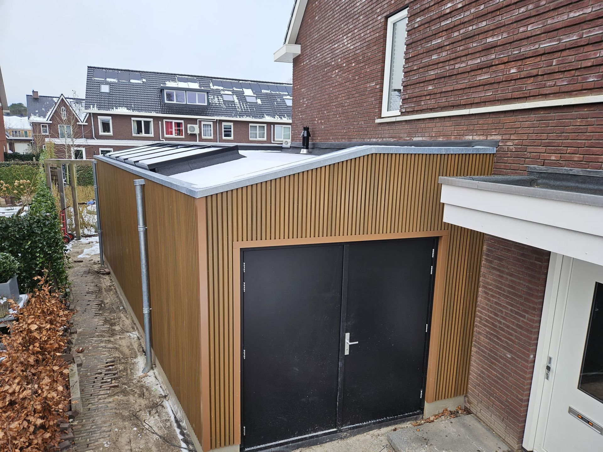 Houten aanbouw aan bakstenen woning. verbouwing werkzaamheden