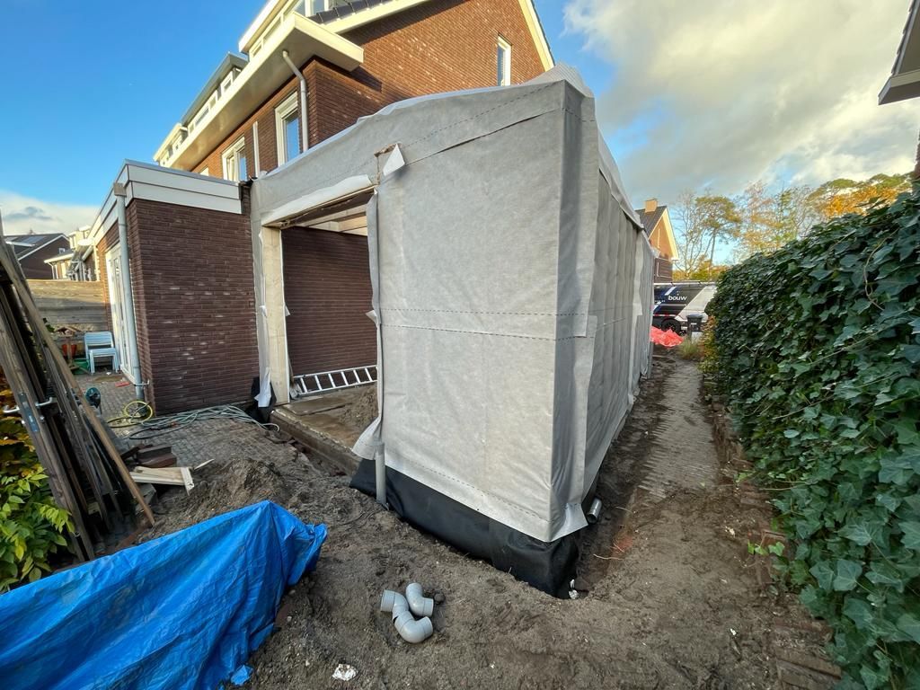 Aanbouw beschermfolie constructie. Verbouwing woning bouw fase.
