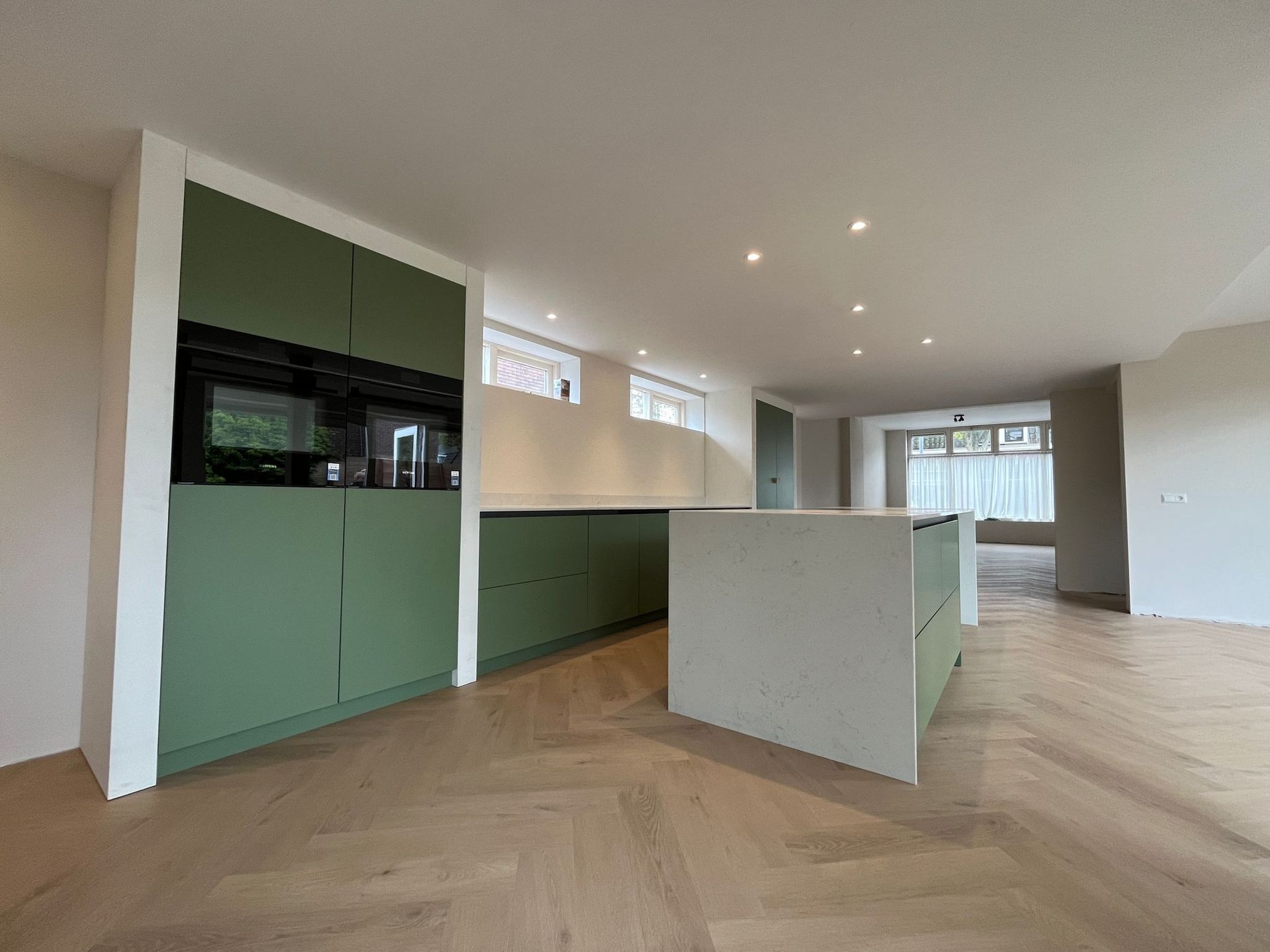 Keukenverbouwing groengeruite design. Moderne woningverbouwing keukenelementen
