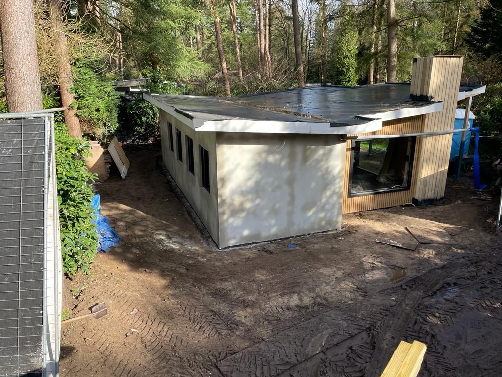 Gerenoveerd tuinpaviljoen met moderne afwerking. verbouwing van buitenruimte.