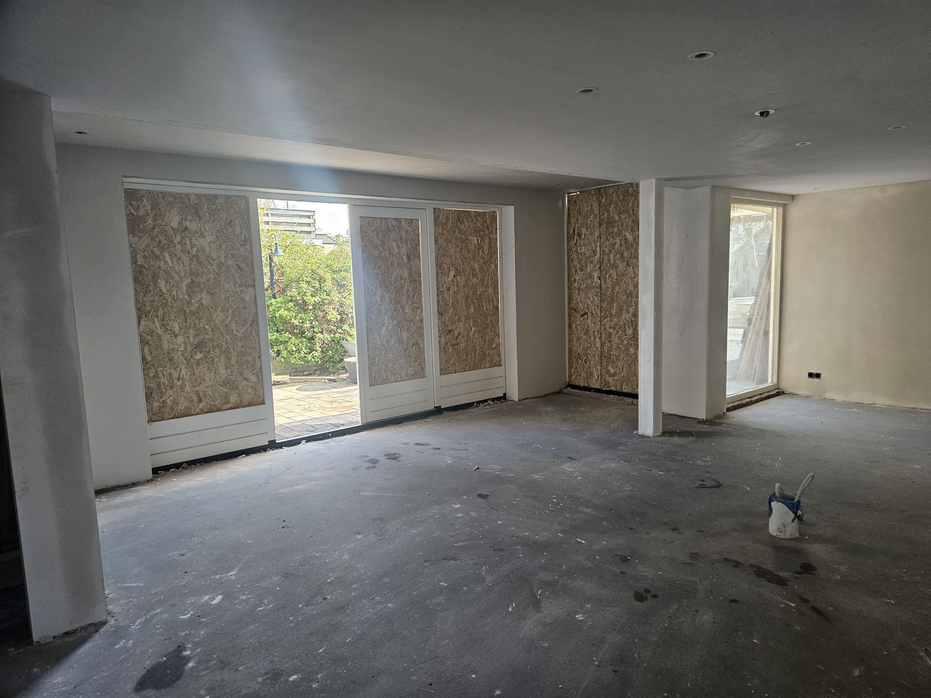 Open plan interieur verbouwing. Woningverbouwing schuifdeurkozijnen afwerking