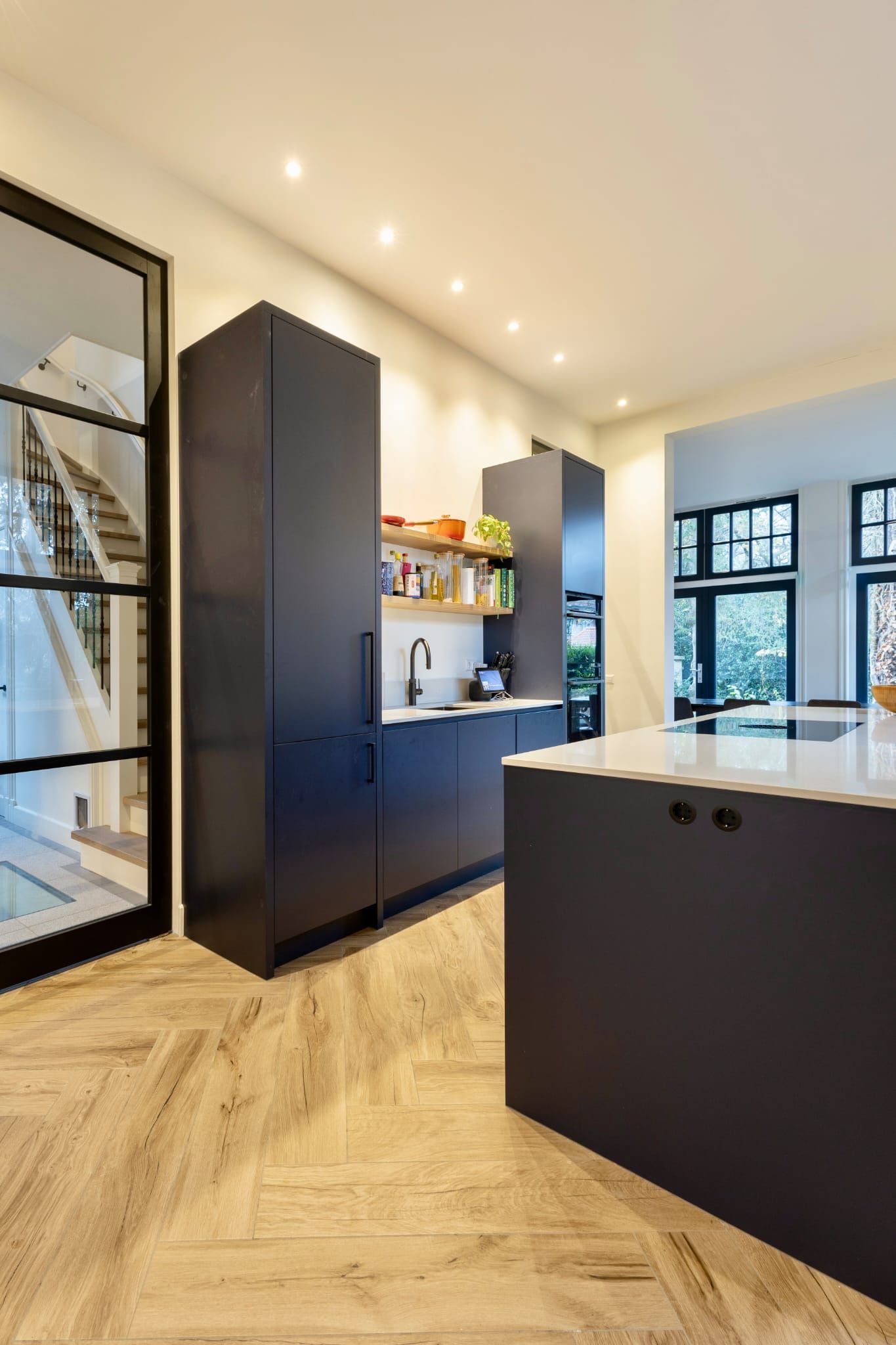Modern interieur keuken woonkamer met inbouwverlichting. Aannemer open plan verbouwing woning.
