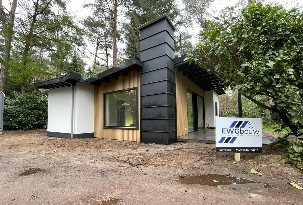 Modern tuinhuisje met houten details. verbouwing en aanbouw. EWG bouw