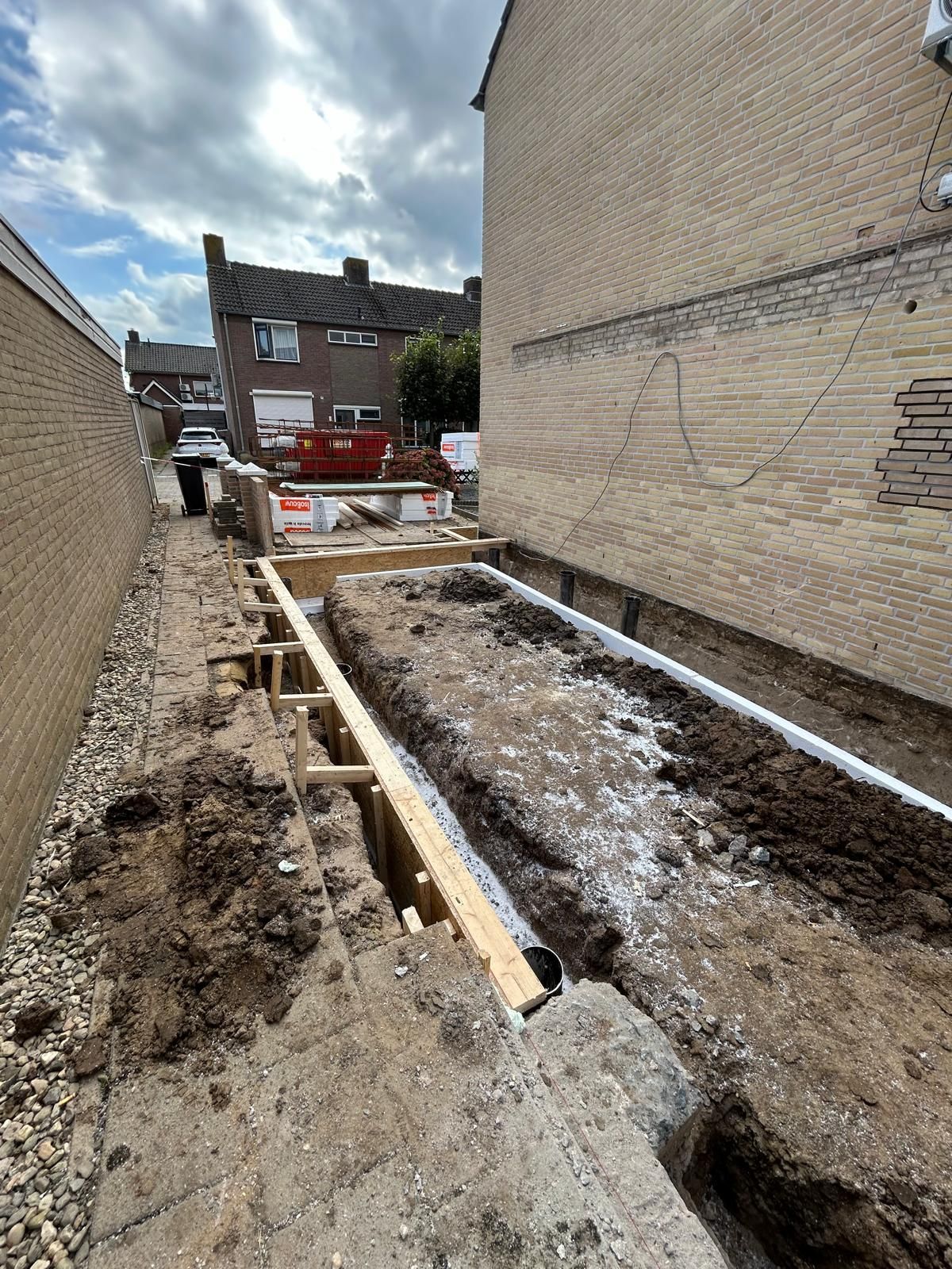 Voortuin renovatie bakstenen muur. Tuinaanbouw verbouwing